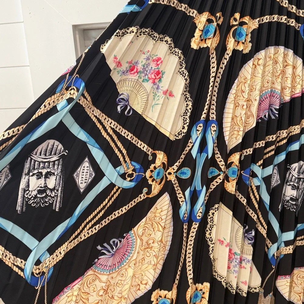Chic Black and Cream pleated Skirt - Picture 2 of 10